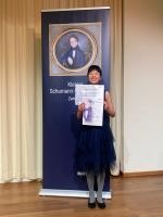 Yuxin Huang (Foto: privat) Yuxin Huang mit Urkunde